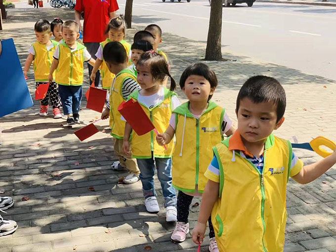 “向國旗敬禮、弘揚(yáng)愛國精神”--記嬰智貝佳老閔行園兒童之家托管班國慶活動(dòng)