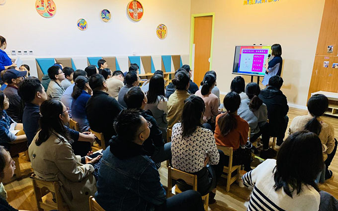 嬰智貝佳馬橋夏山園：“學(xué)習(xí)做孩子的情商教練”和孩子共同成長